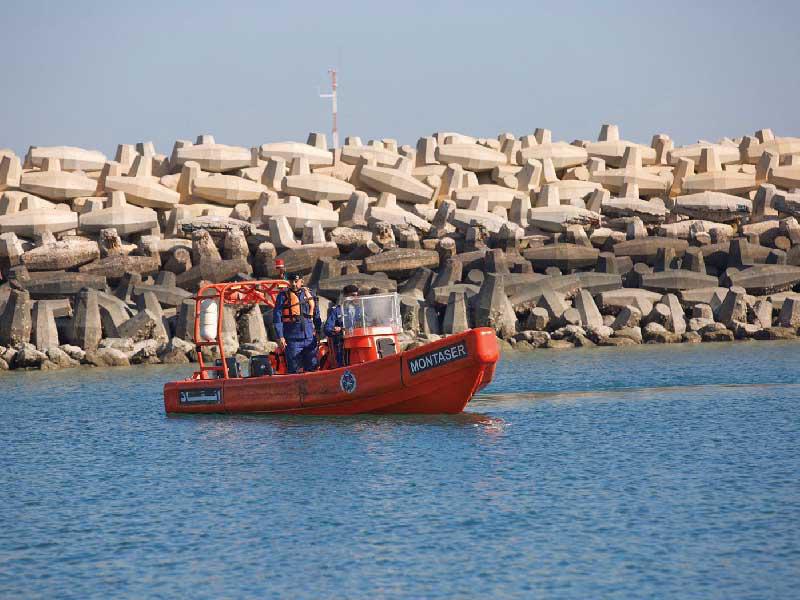 زوارق الإطفاء خلال عملية البحث عن المواطن وابنه 