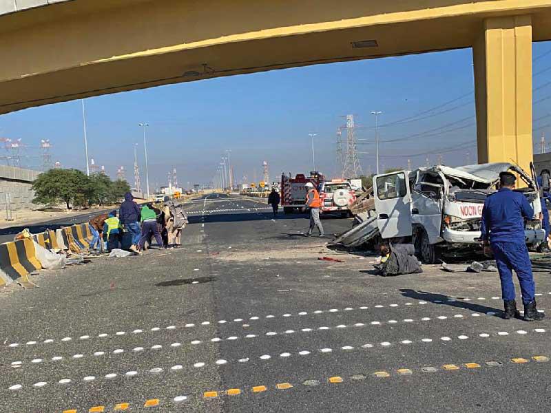 المركبة بعد سقوطها من الجسر 