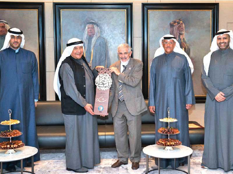 من اليمين: فواز العوضي وفواز الحساوي ود. هلال الساير وقتيبة الغانم وعبداللطيف الشارخ 