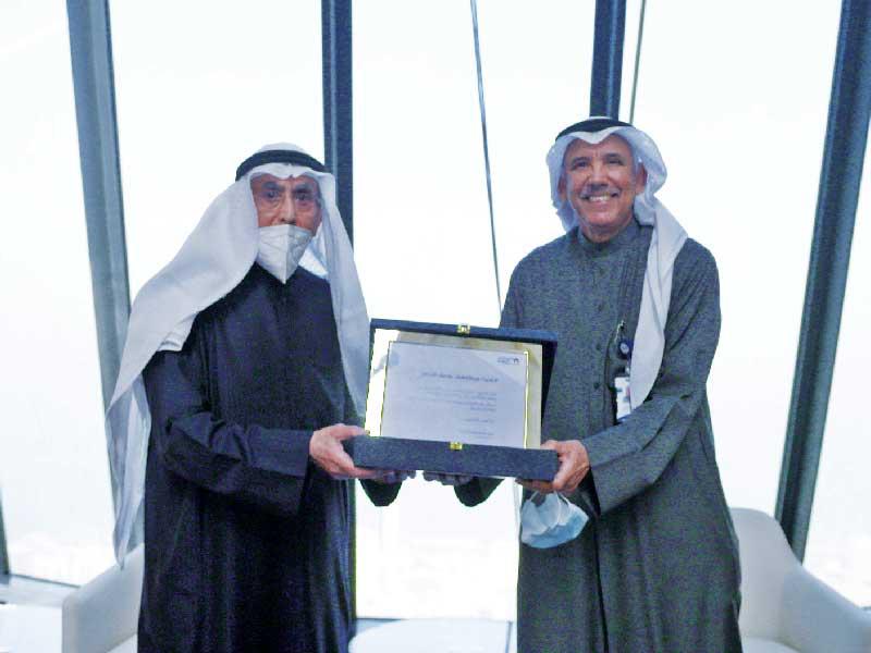 رئيس مجلس الإدارة ناصر الساير مكرماً  عضو  المجلس الاستشاري الدولي لمجموعة «الوطني» عبداللطيف الحمد