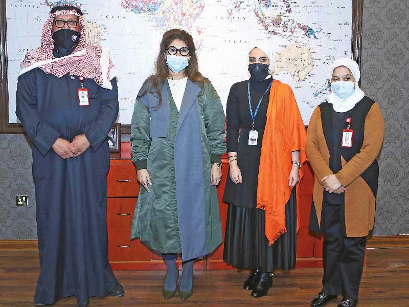 سحر دشتي وعبدالرحمن العون مع ممثلين من البنك والجمعية