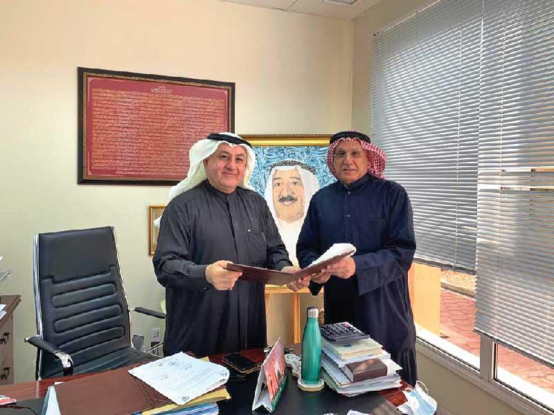 رئيس مجلس إدارة الجمعية الكويتية لمساعدة الطلبة، طلال العرب ونائب الأمين العام للمصارف الوقفية بالأمانة العامة للأوقاف، أسامة الصايغ خلال توقيع الاتفاقية