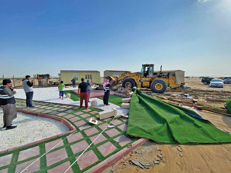 أحد المخيمات المزالة في الجهراء