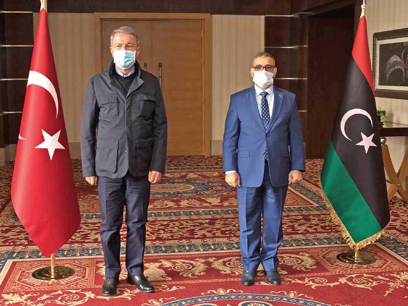وزير الدفاع التركي مع رئيس المجلس الرئاسي الليبي خالد المشري في طرابلس الغرب امس (أ ف ب)