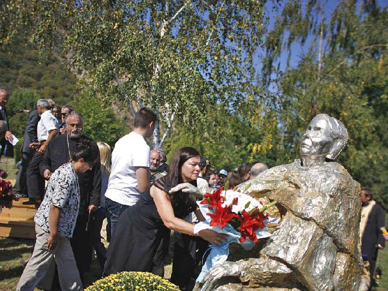 تمثال للعرافة بابا فانغا 