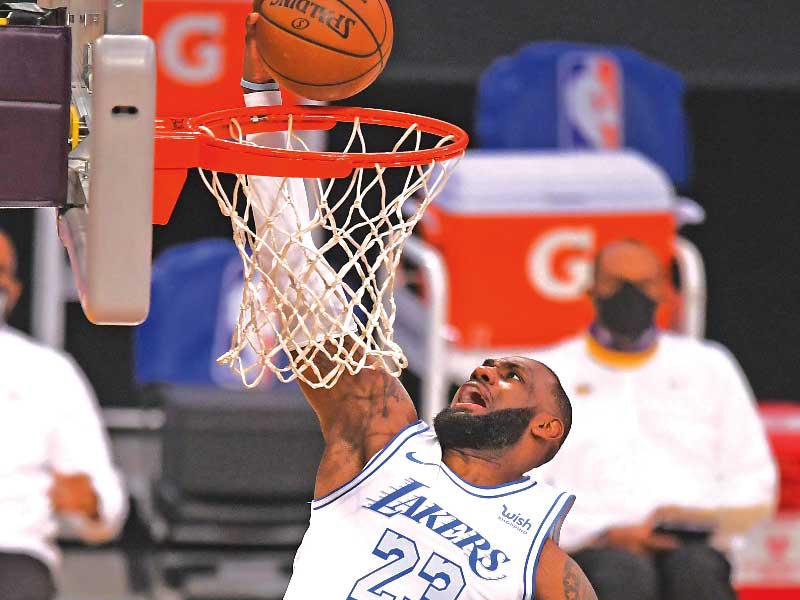 ليبرون جيمس نجم ليكرز يسجل في سلة دالاس