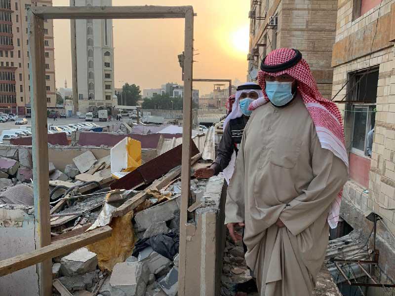 محافظ العاصمة الشيخ طلال الخالد يعاين أحد الأبنية المزالة