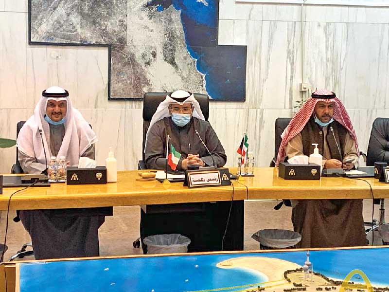 حمود العنزي متوسطاً الرقيب والمويزري في لجنة الجهراء