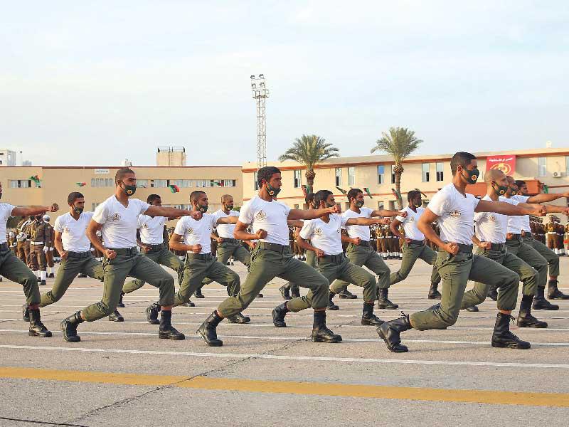 مجندون ليبيون يستعرضون مهاراتهم أمام وزير الدفاع التركي في طرابلس أمس الأول  (أ ف ب)