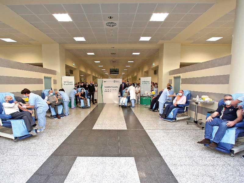 إيطاليون يتلقّون الجرعة الأولى من لقاح «فايزر» في مدينة ميلانو أمس (رويترز)