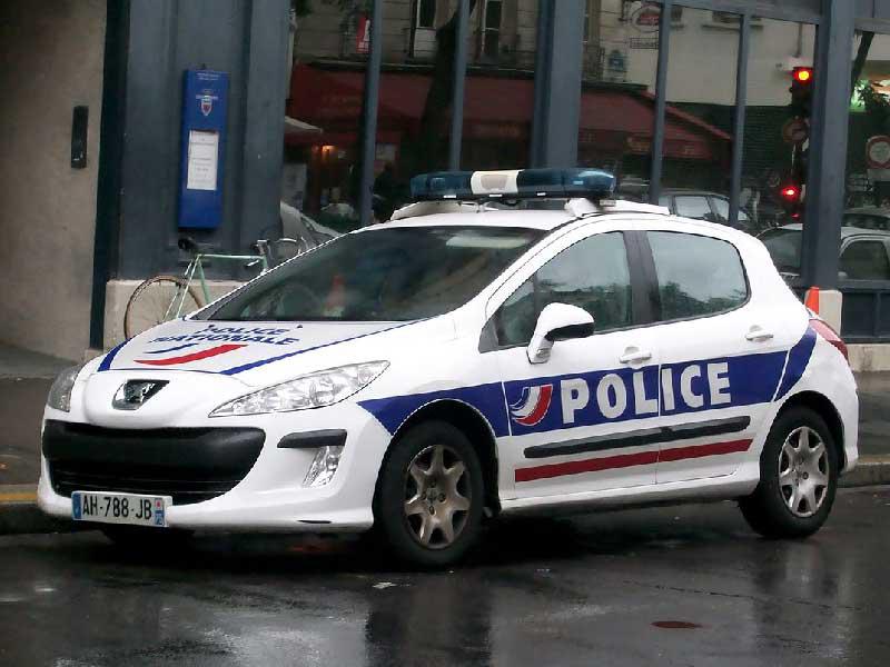 ضرب مسلم لاحتفاله بعيد الميلاد في فرنسا