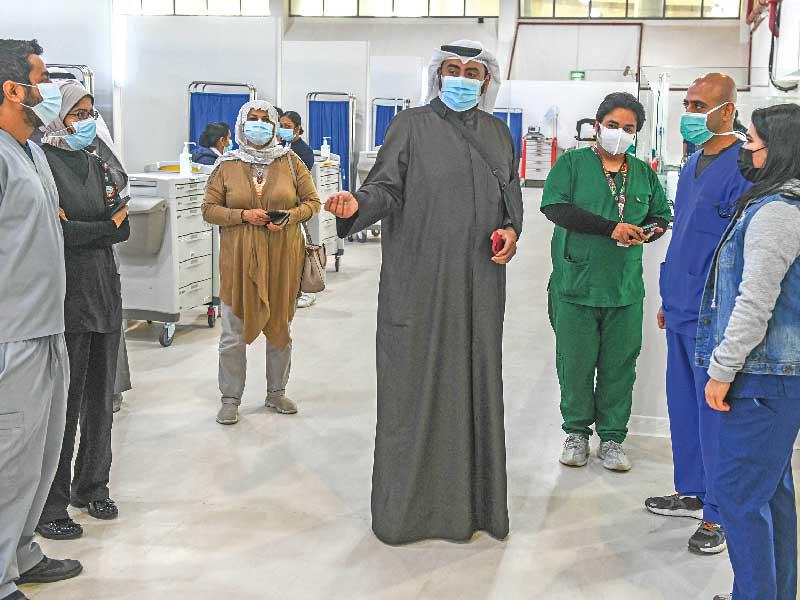 وزير الصحة خلال الجولة التفقدية بمركز الكويت للتطعيم
