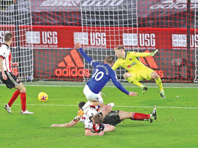 سيغوردسون نجم إيفرتون يسجل هدفاً في مرمى شيفيلد