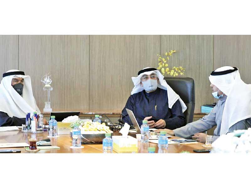 وزير التربية وزير التعليم العالي، د. علي المضف خلال اجتماعه أمس ويبدو وكيل وزارة التربية بالإنابة؛ الوكيل المساعد للتنمية التربوية والأنشطة، فيصل المقصيد والوكيل المساعد للشؤون القانونية د. بدر بجاد