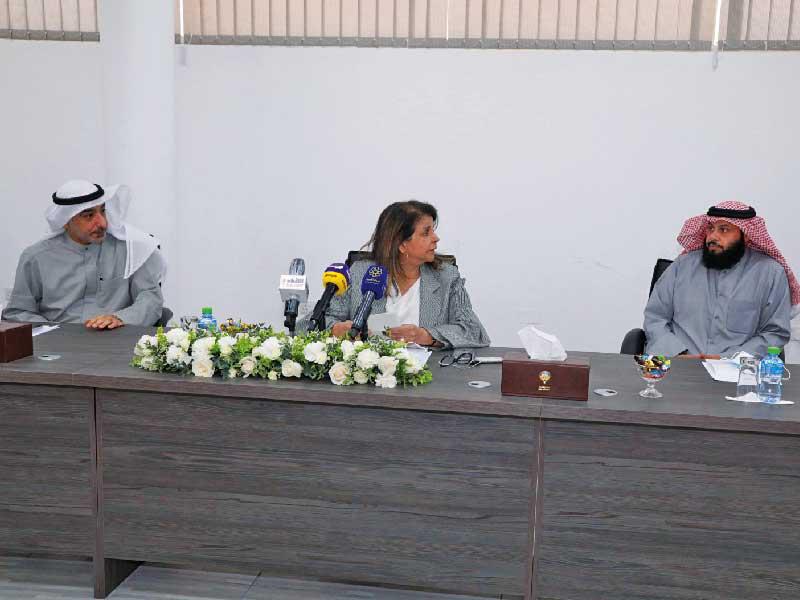  مديرة الهيئة العامة لشؤون ذوي الإعاقة د. شفيقة العوضي تتوسط الحضور خلال المؤتمر الصحافي