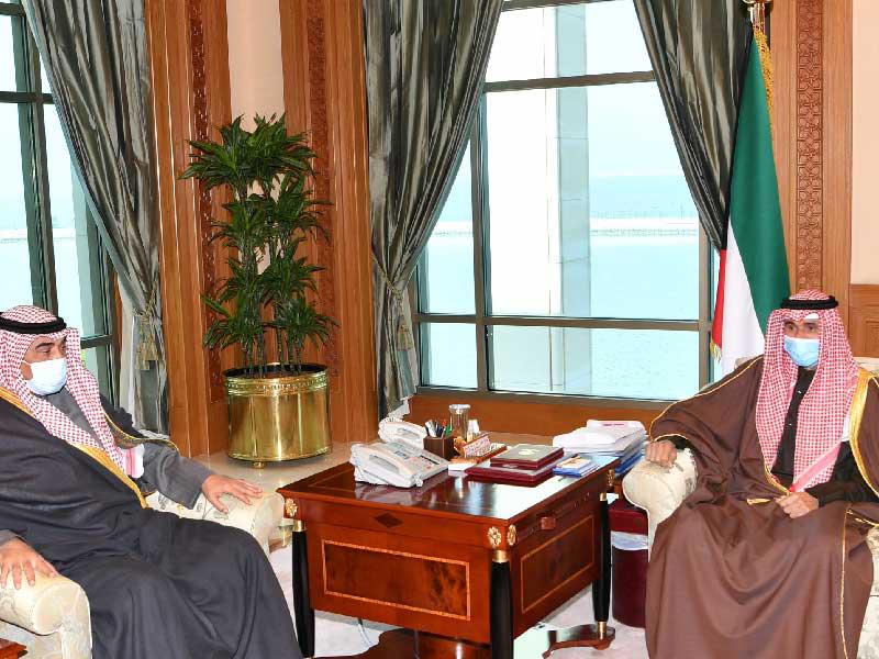 سمو أمير البلاد الشيخ نواف الأحمد مستقبلاً سمو رئيس مجلس الوزراء الشيخ صباح الخالد أمس 