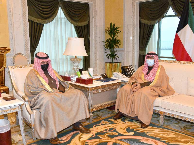 سمو ولي العهد الشيخ مشعل الأحمد مستقبلاً نائب رئيس مجلس الوزراء وزير الدولة لشؤون مجلس الوزراء أنس الصالح أمس