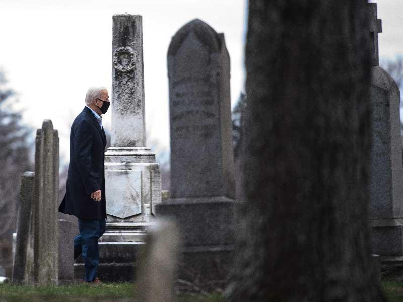 الرئيس الأميركي المنتخب جو بايدن يصل إلى كنيسة القديس جوزف في ديلاوير أمس الأول (أ ف ب)