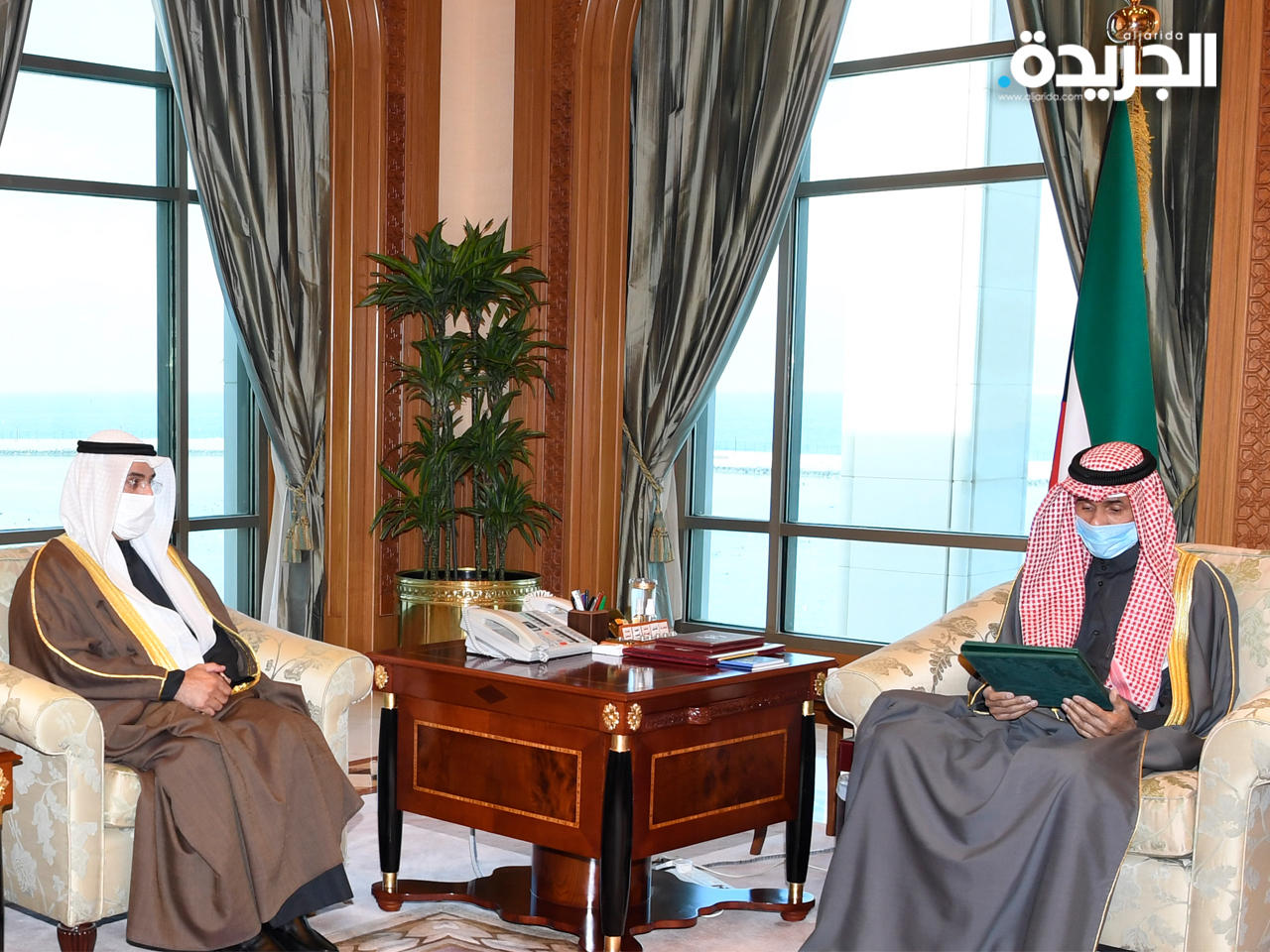 سمو الأمير متسلماً الدعوة من د. نايف الحجرف