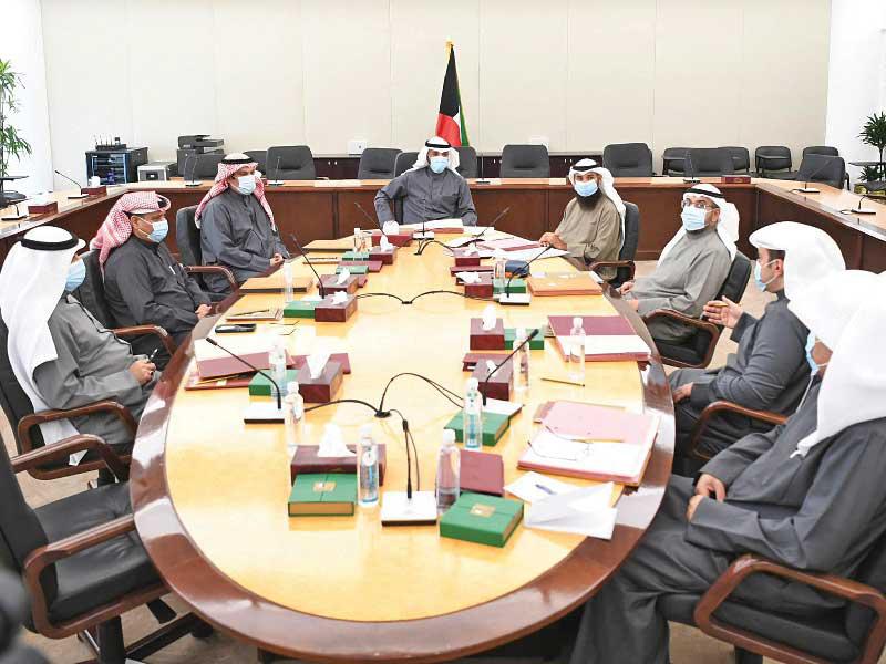 رئيس المجلس مرزوق الغانم مترئساً اجتماع مكتب المجلس أمس بحضور جميع أعضائه