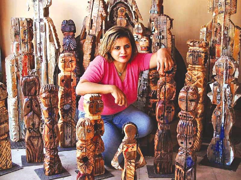 سماء يحيى مع مجموعة من أعمالها النحتية