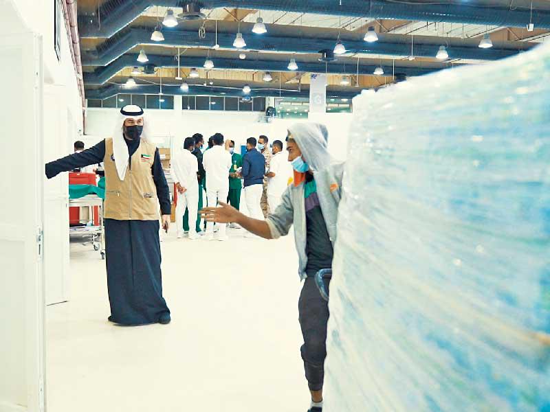 جمعية النجاة الخيرية توزع 20 ألف عبوة مياه في مركز التطعيم ضد وباء «كورونا»