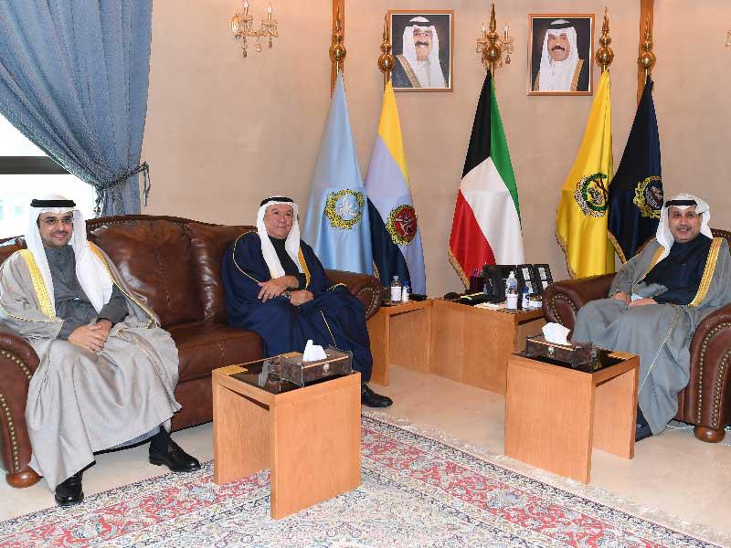 رئيس مجلس الوزراء وزير الدفاع، الشيخ حمد الجابر مستقبلا المحافظين بوشهري والحجرف أمس