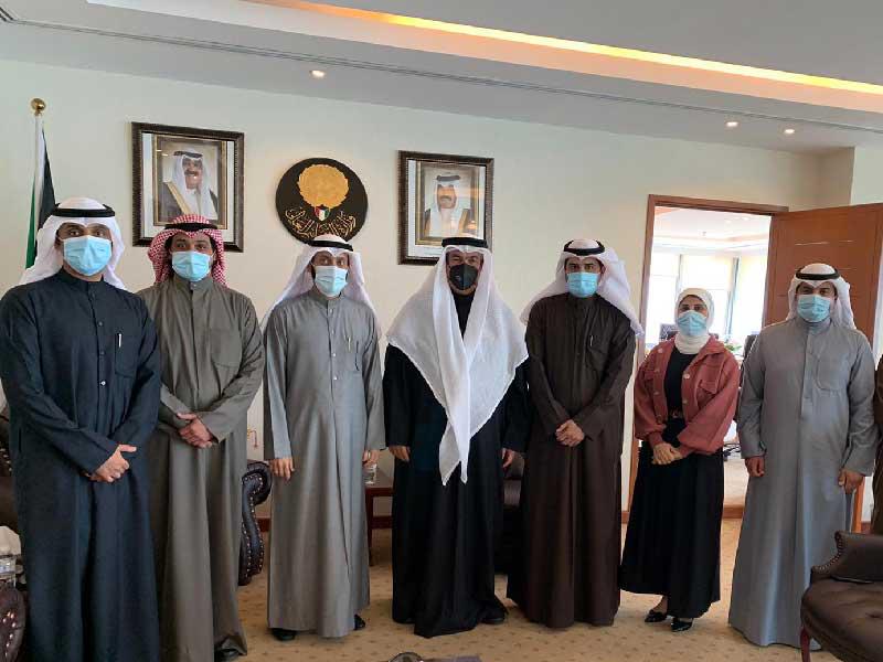  وزير التربية وزير التعليم العالي د. علي المضف خلال استقباله رئيس واعضاء «المعلمين» أمس