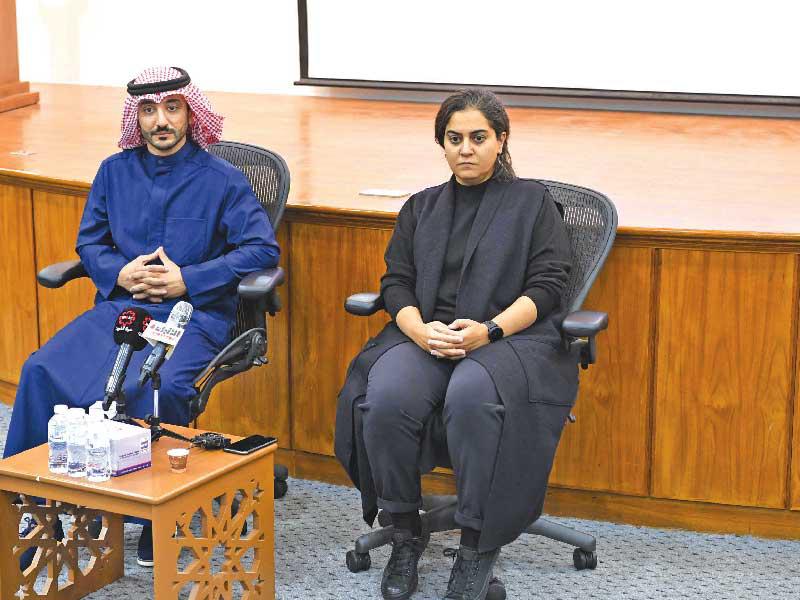نائب الهيئة العامة للرياضة لقطاع الرياضة التنافسية د. صقر الملا وعضوة مجلس إدارة اللجنة الأولمبية الكويتية فاطمة حيات خلال اللقاء المفتوح
