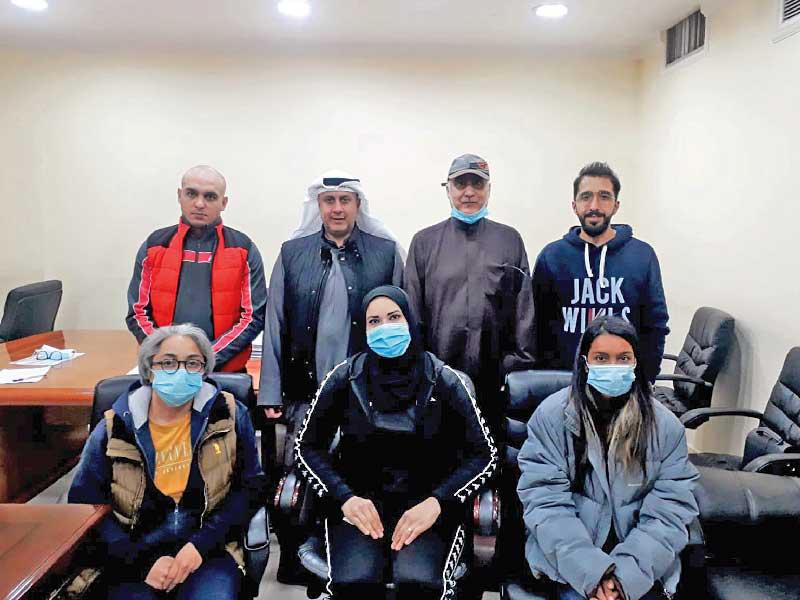 أنور الكندري واحمد القلاف يتوسطان ممثلي الأندية المشاركة في دوري السيدات