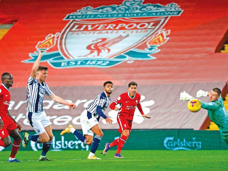 فيرمينيو نجم ليفربول في محاولة أمام مرمى وست بروميتش