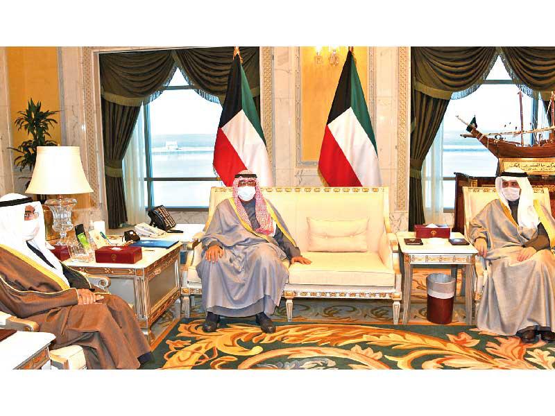 سمو ولي العهد الشيخ مشعل الأحمد مستقبلا الأمين العام لمجلس التعاون لدول الخليج العربية د. نايف الحجرف أمس