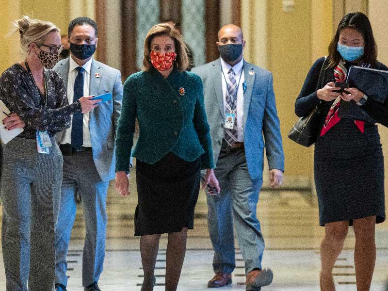 رئيسة مجلس النواب نانسي بيلوسي في طريقها إلى مكتبها في الكابيتول أمس الأول (أ ف ب)