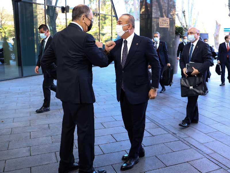 وزير الخارجية الروسي سيرغي لافروف مستقبلاً وزير الخارجية التركي مولود جاويش أوغلو في سوتشي أمس (أ ف ب)