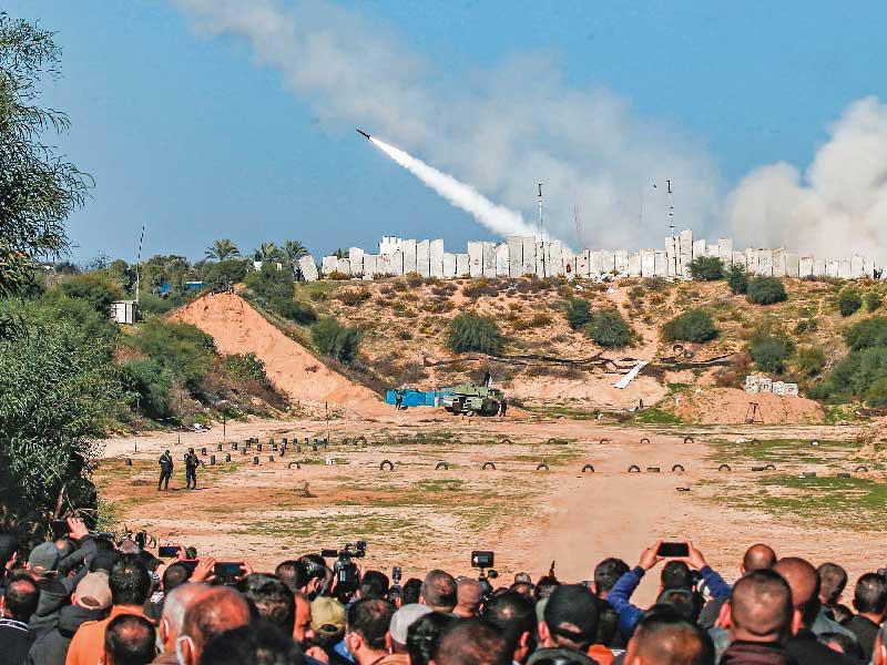 فلسطينيون يراقبون صاروخاً أطلقته «حماس» من غزة خلال المناورات أمس (ا ف ب)