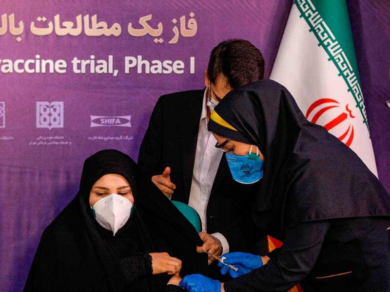 إيرانية تتلقى أول لقاح محلّي الصنع في طهران أمس (ا ف ب)