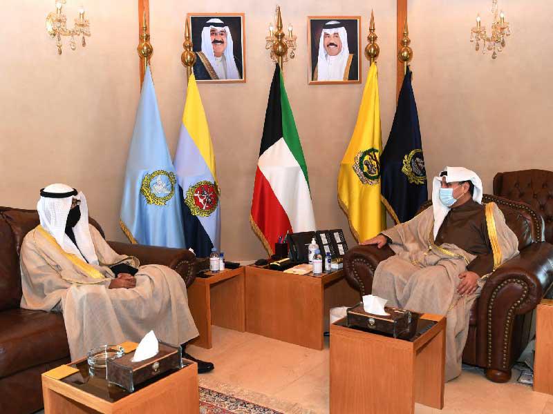 نائب رئيس مجلس الوزراء وزير الدفاع، الشيخ حمد الجابر ومحافظ الأحمدي الشيخ فواز الخالد