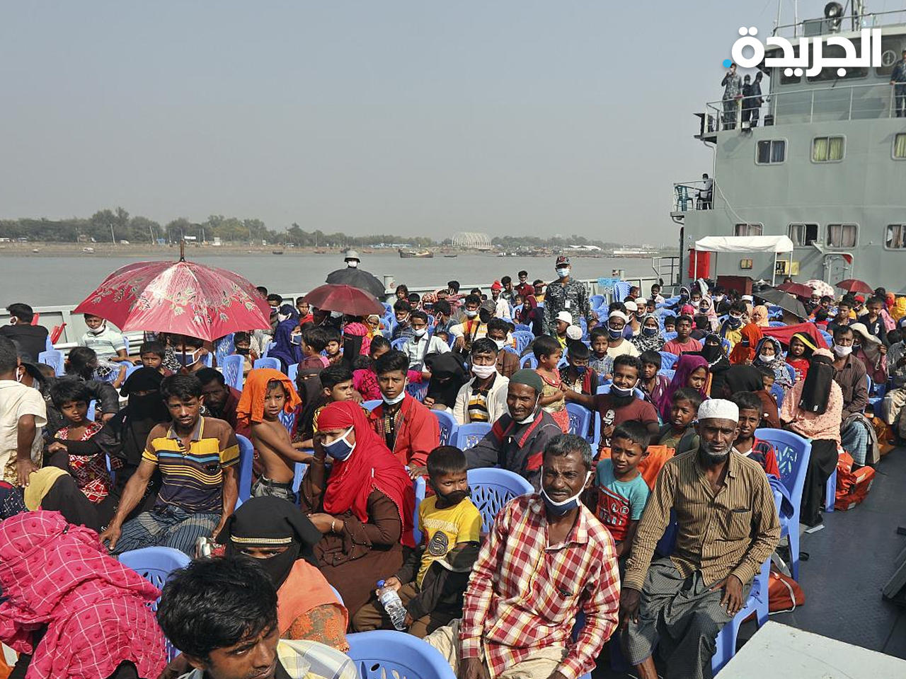  الروهينغا خلال نقلهم إلى جزيرة نائية