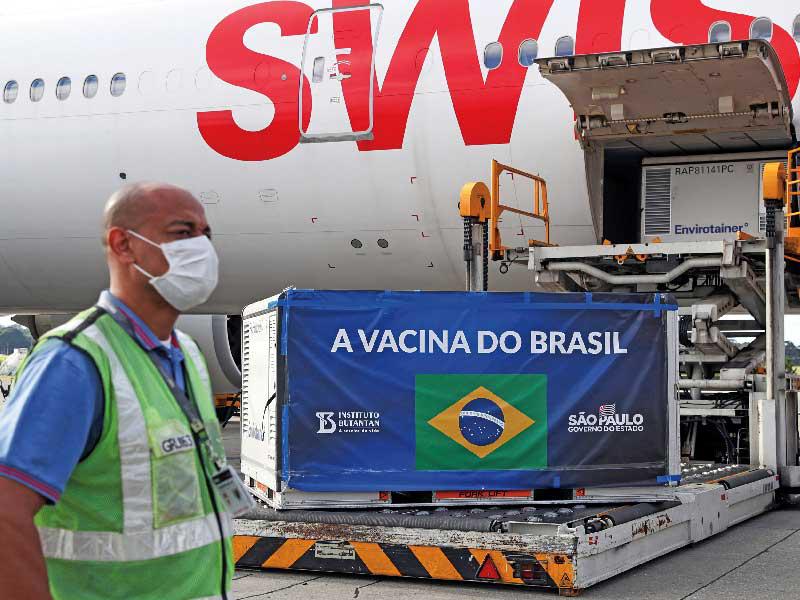 ثلاجة من شركة «سينوفاك» الصينية للقاحات لدى وصولها إلى مطار ساو باولو في البرازيل أمس (رويترز)