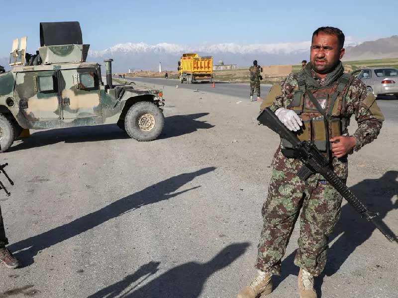 القوات الأفغانية تتخلّى عن نقاط تفتيش لـ«طالبان»