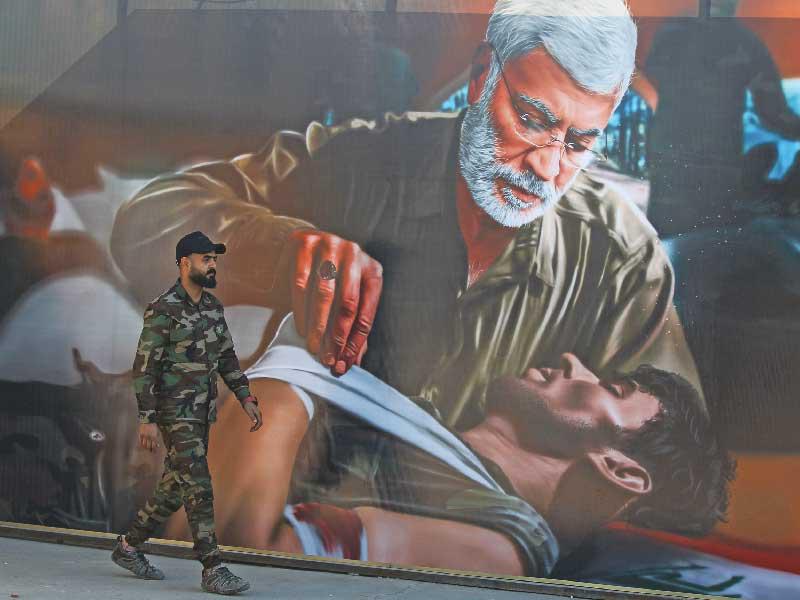 جدارية في بغداد لأبومهدي المهندس الذي قتل مع قاسم سليماني قبل نحو عام (أ ف ب) 