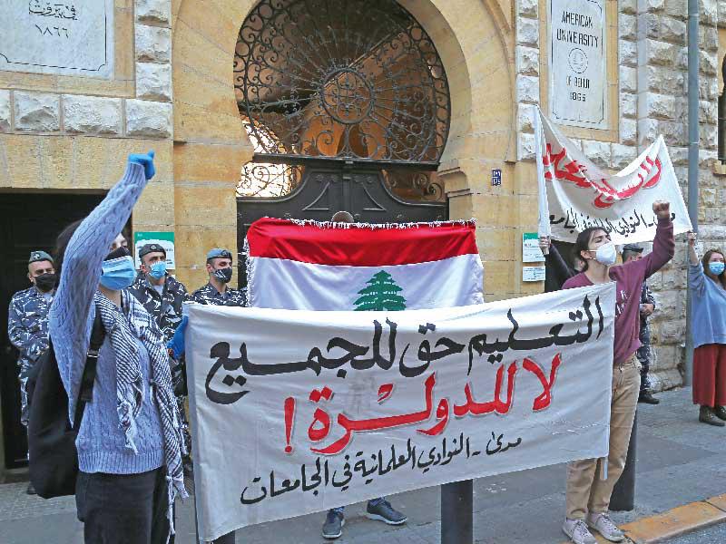 جانب من التظاهرات الطلابية أمس الأول أمام الجامعة الأميركية في بيروت   (أي بي أيه)