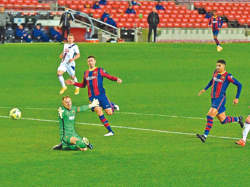 غارسيا نجم أيبار يسجل هدفا في مرمى برشلونة