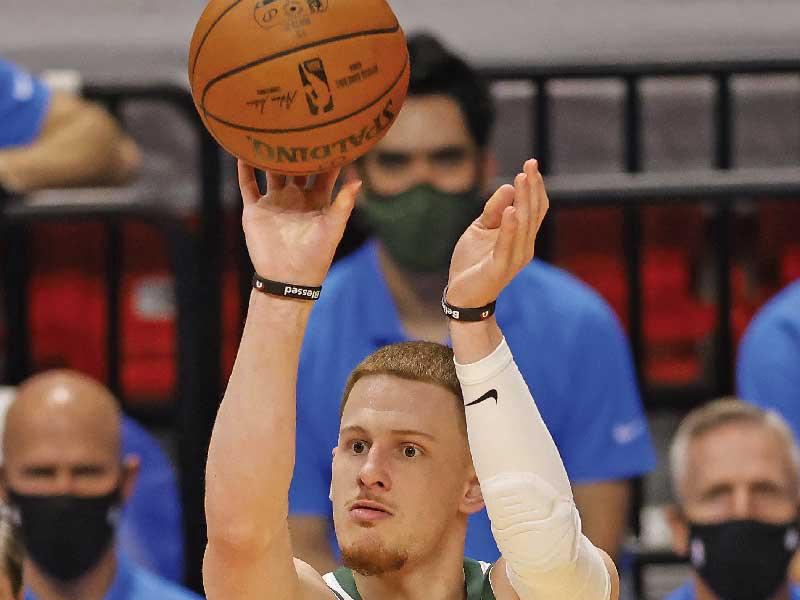 دونتي نجم ميلووكي في محاولة امام ميامي