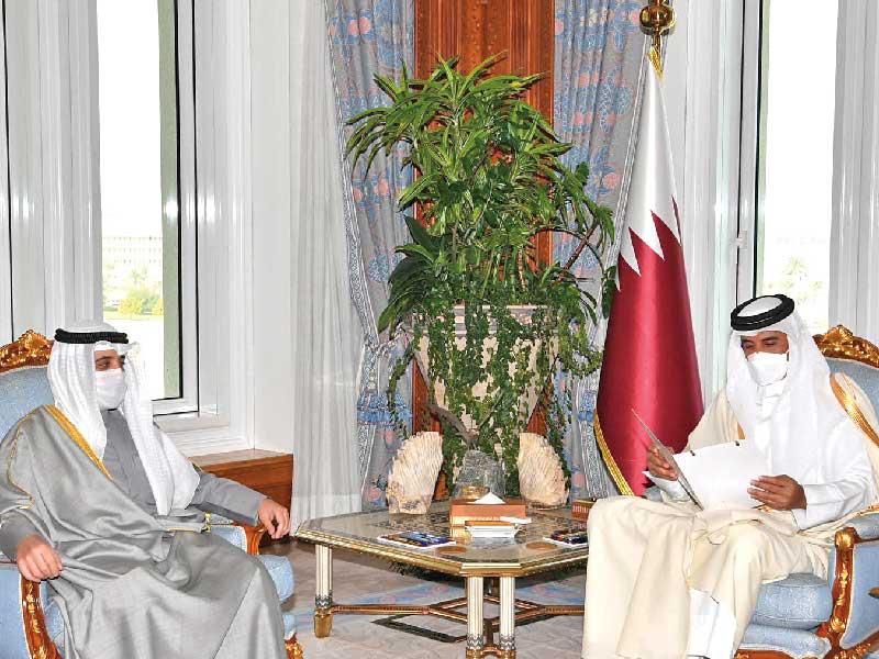 مبعوث الأمير لدى تسليم رسالة سموه إلى تميم أمس