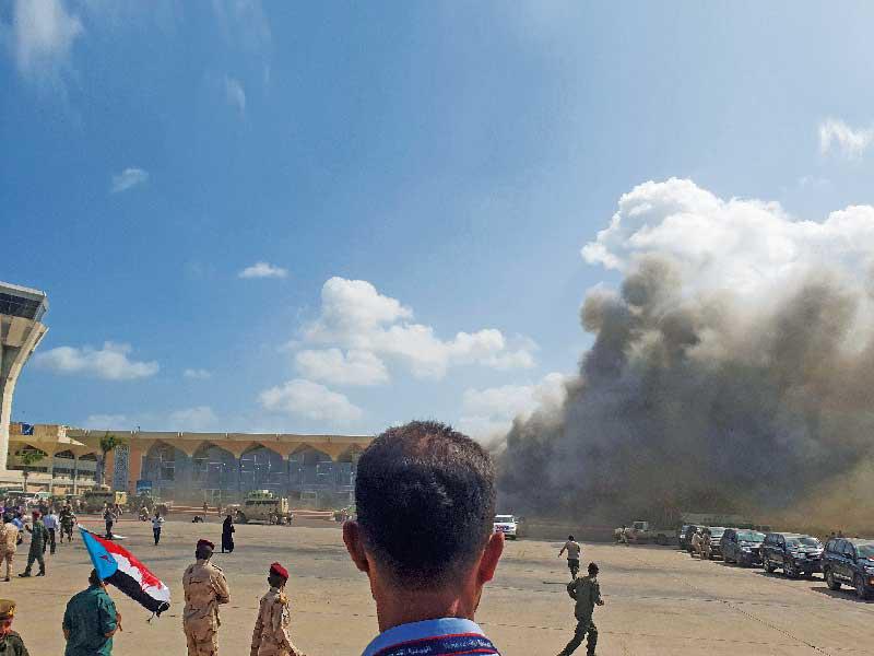 الدخان يتصاعد من مطار عدن بعد سقوط الصواريخ (أ ف ب)
