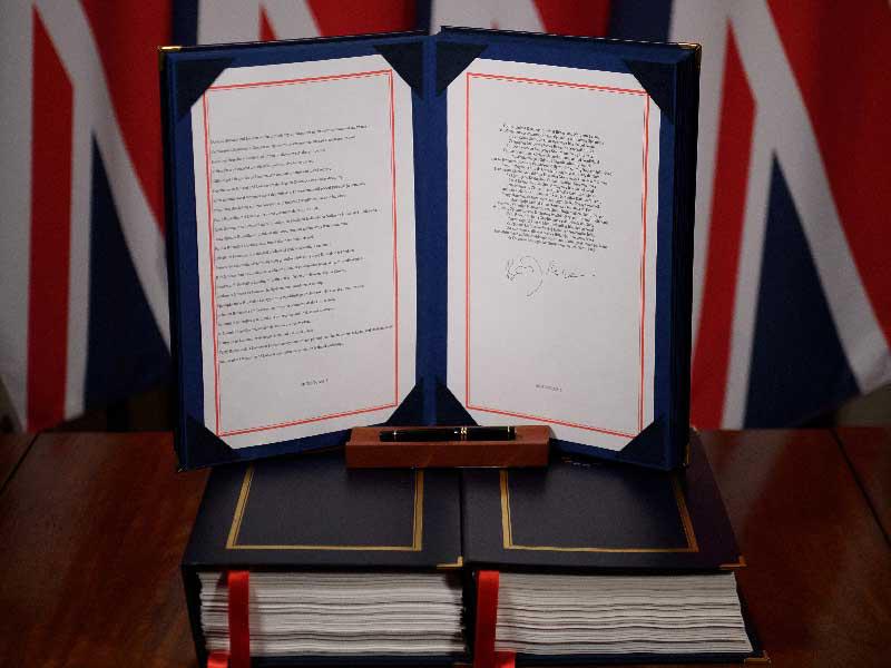 صورة لواحدة من الوثائق التي وقعها رئيس الوزراء البريطاني بوريس جونسون من صفقة خروج بريطانيا من الاتحاد الأوروبي