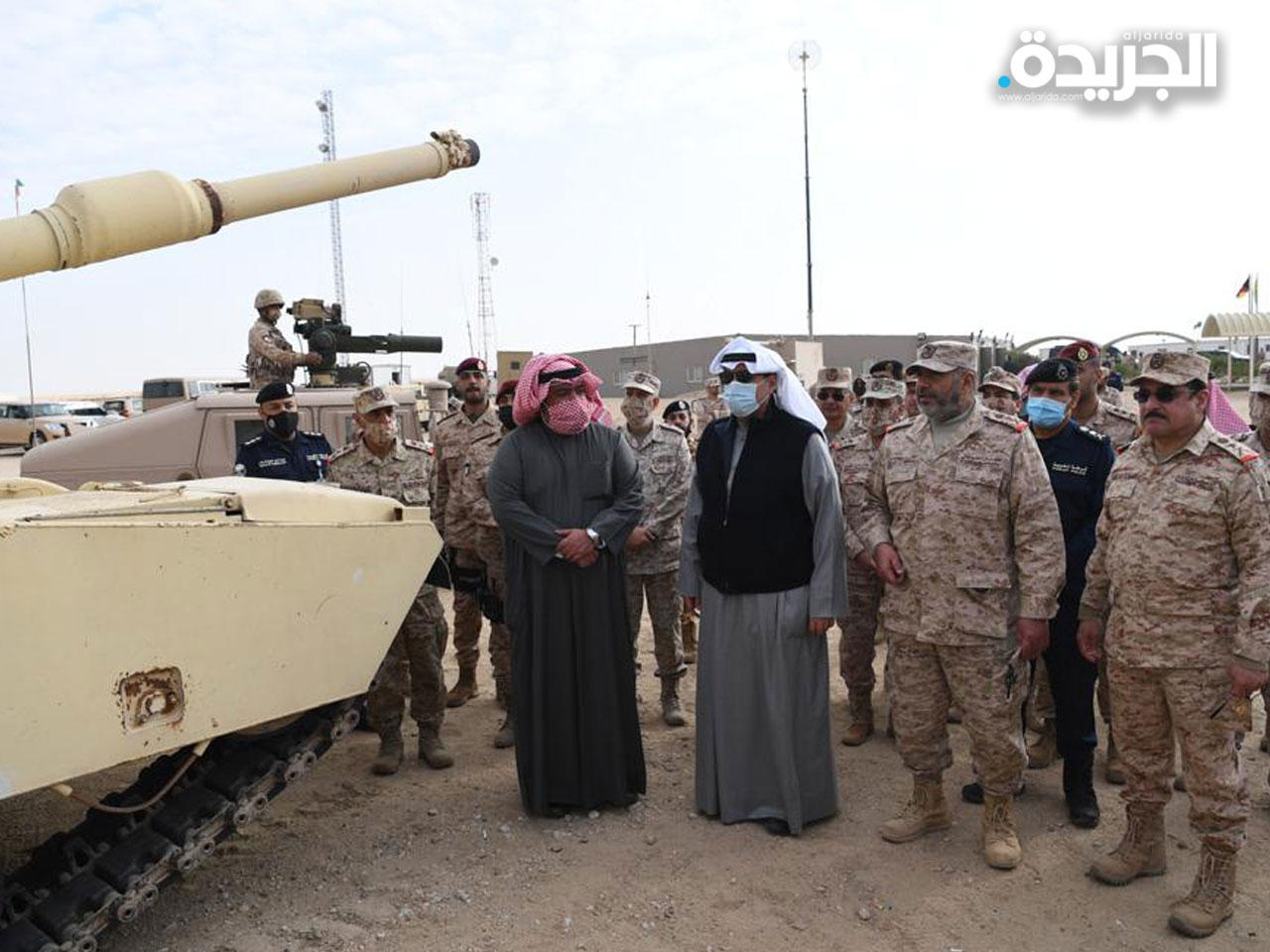 وزيرا الدفاع والداخلية يتفقدان عدداً من المواقع العسكرية شمالي البلاد