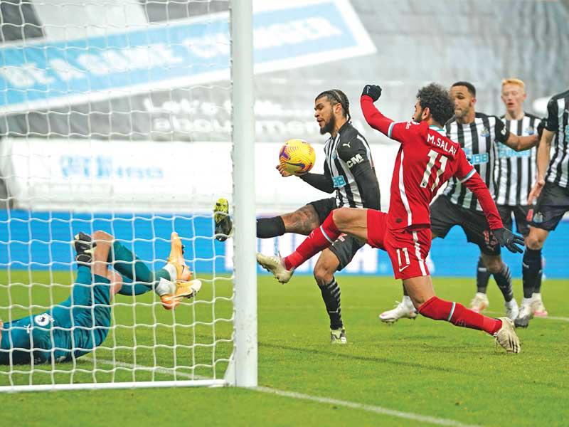 صلاح نجم ليفربول في محاولة أمام مرمى نيوكاسل