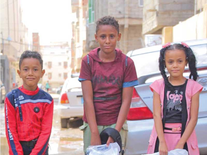 جانب من توزيع الزي والحقيبة المدرسية لـ52 طالب علم يتيم بمدينة عدن اليمنية